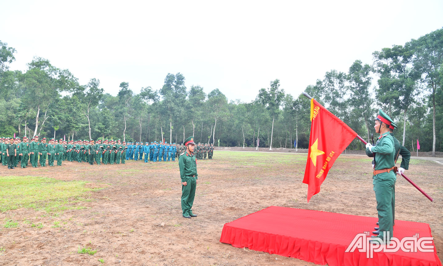 Chiến sĩ mới tuyên thệ dưới Quân kỳ Quyết thắng.