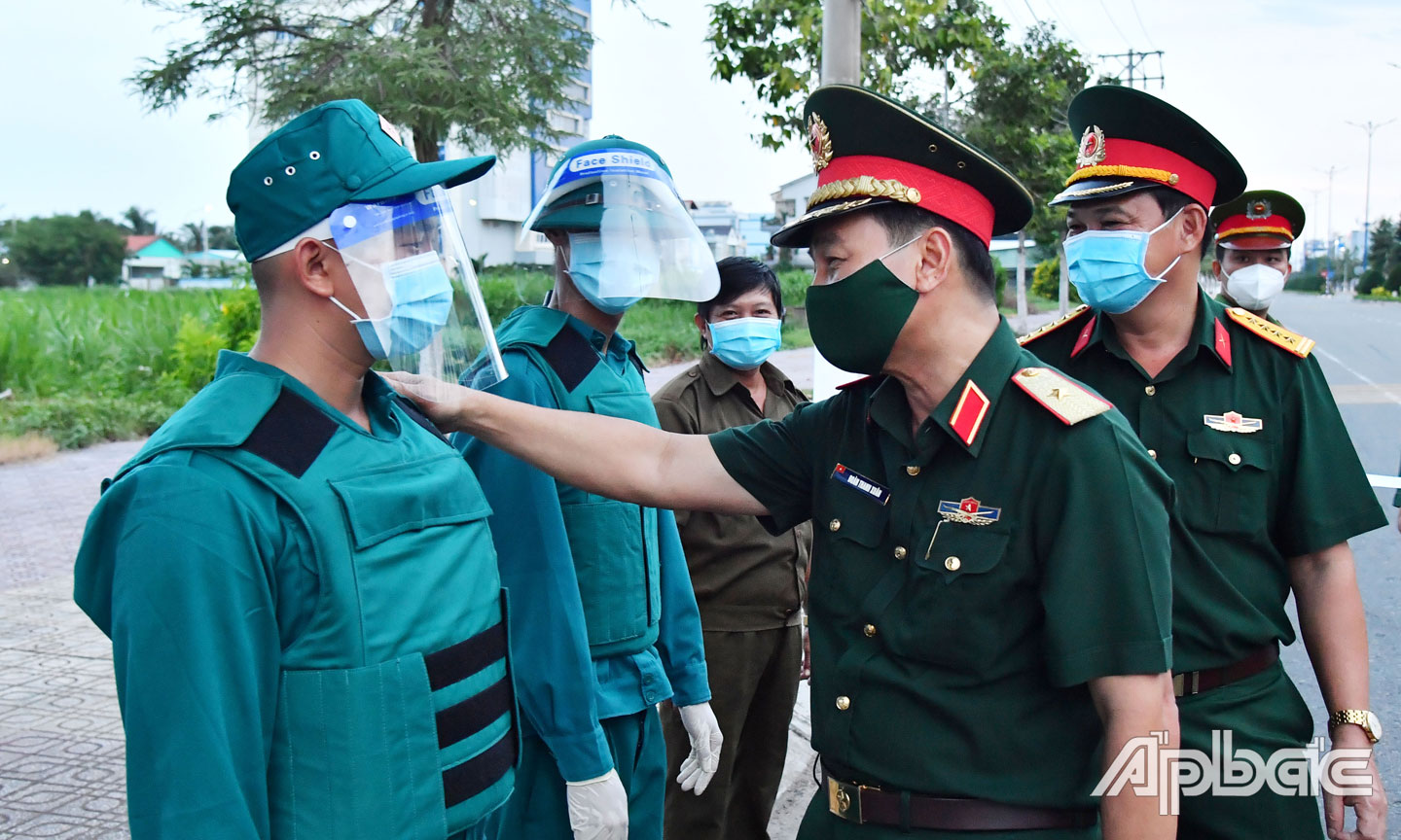 Thiếu tướng Đoàn Thanh Xuân, Ủy viên Ban Thường vụ Đảng ủy, Phó Chính ủy Quân khu 9 và Đại tá Phạm Văn Thanh, Ủy viên Ban Thường vụ Tỉnh ủy, Chỉ huy trưởng Bộ Chỉ huy Quân sự tỉnh thăm hỏi, động viên lực lượng dân quân trực chốt kiểm soát phòng, chống dịch Covid-19 tại đường Hùng Vương nối dài năm 2021.