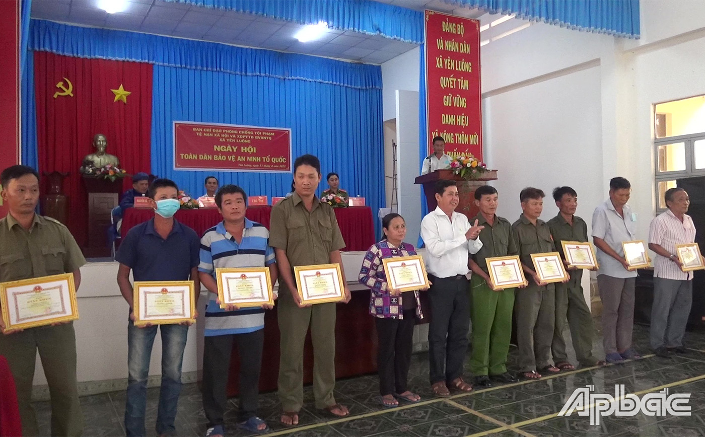 Khen thưởng cho các cá nhân có thành tích