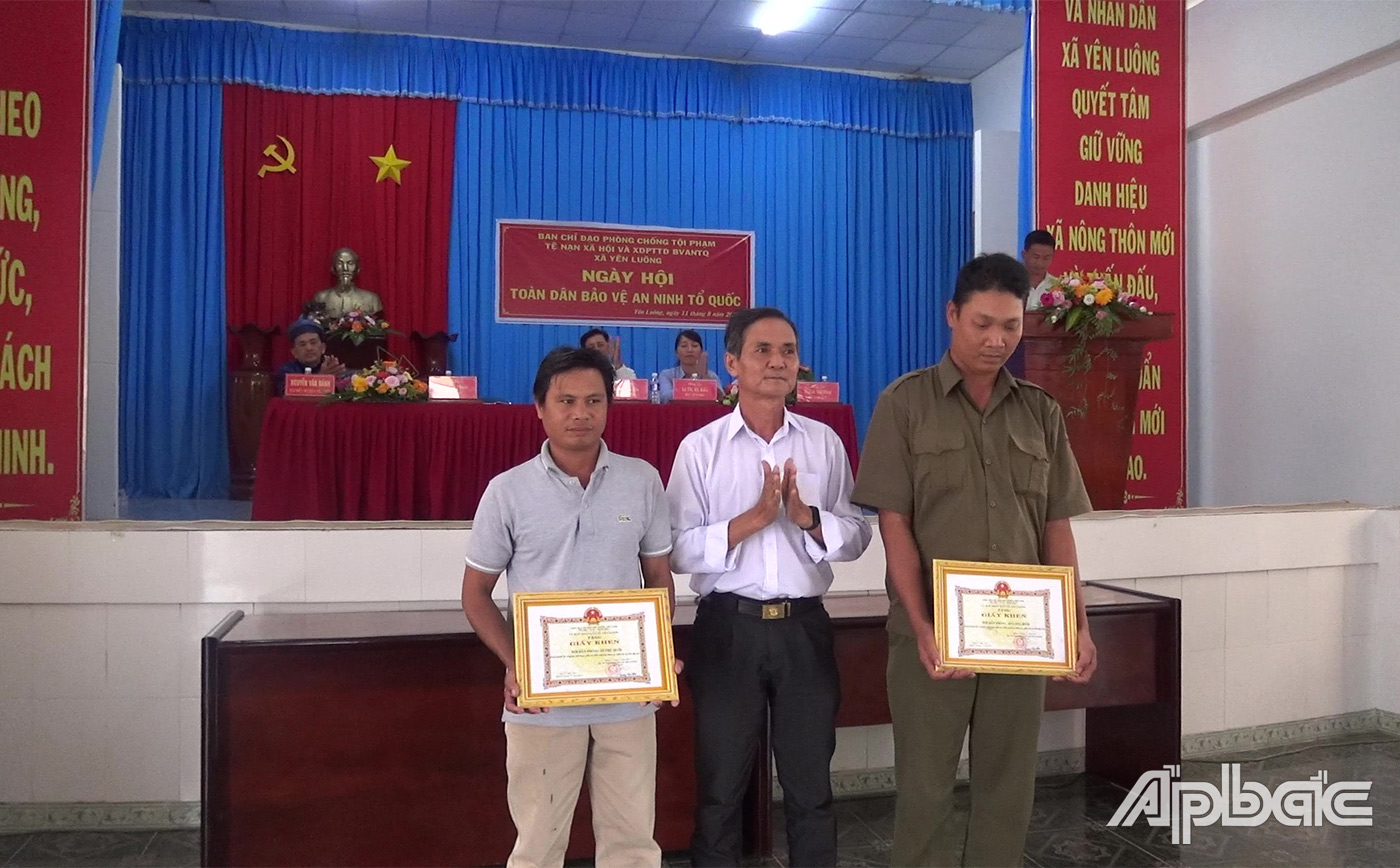 Khen thưởng các tập thể