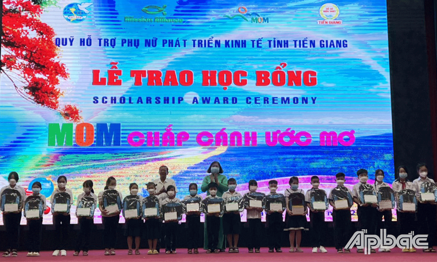 Trao học bổng cho các em.
