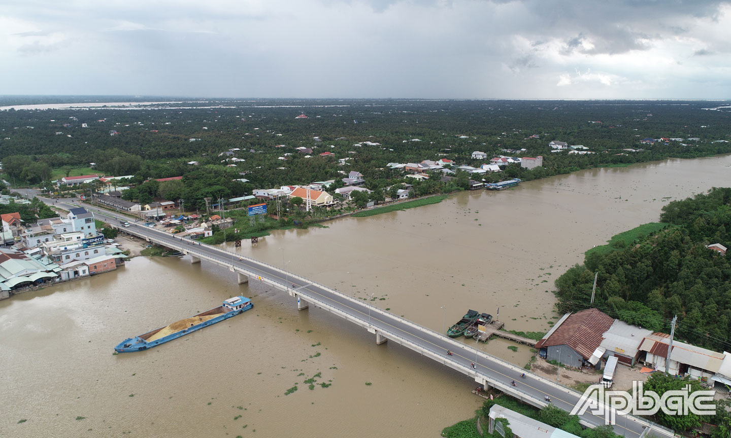 Cầu Ngũ Hiệp nối đôi bờ  sông Năm Thôn.