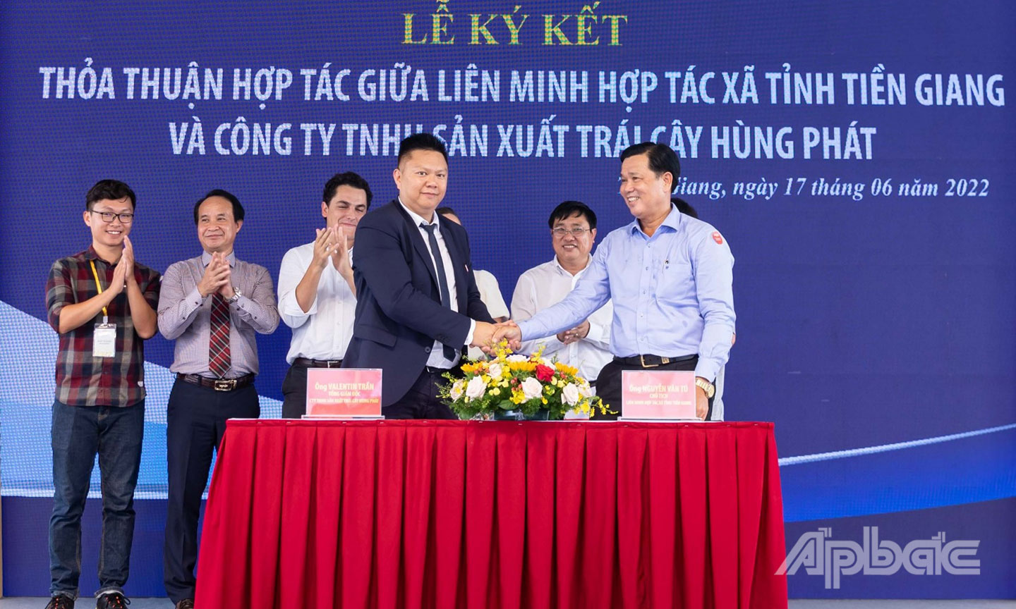 Ký kết Biên bản ghi nhớ thỏa thuận hợp tác giữa Liên minh HTX tỉnh Tiền Giang với Công ty TNHH Sản xuất trái cây Hùng Phát - Andros Asia.