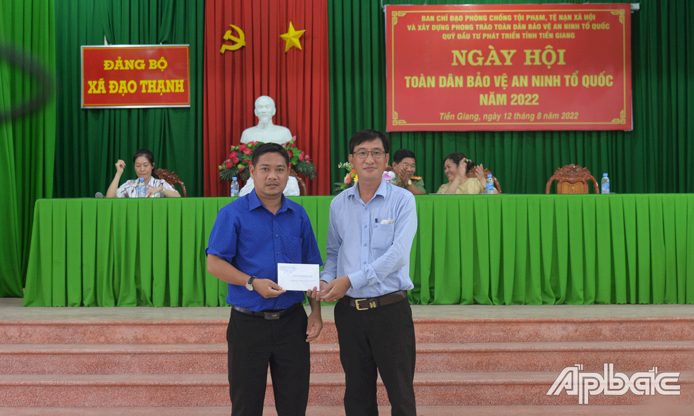 Quỹ Đầu tư phát triển tỉnh trao tặng Quỹ đền ơn đáp nghĩa cho xã Đạo Thạnh, TP. Mỹ Tho.