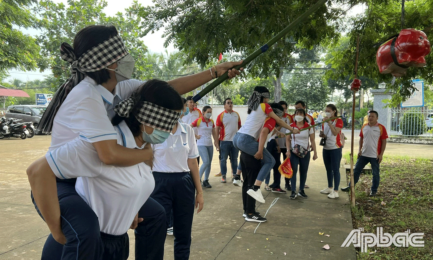 Quỹ Đầu tư phát triển tỉnh phối hợp tổ chức các trò chơi vận động. 