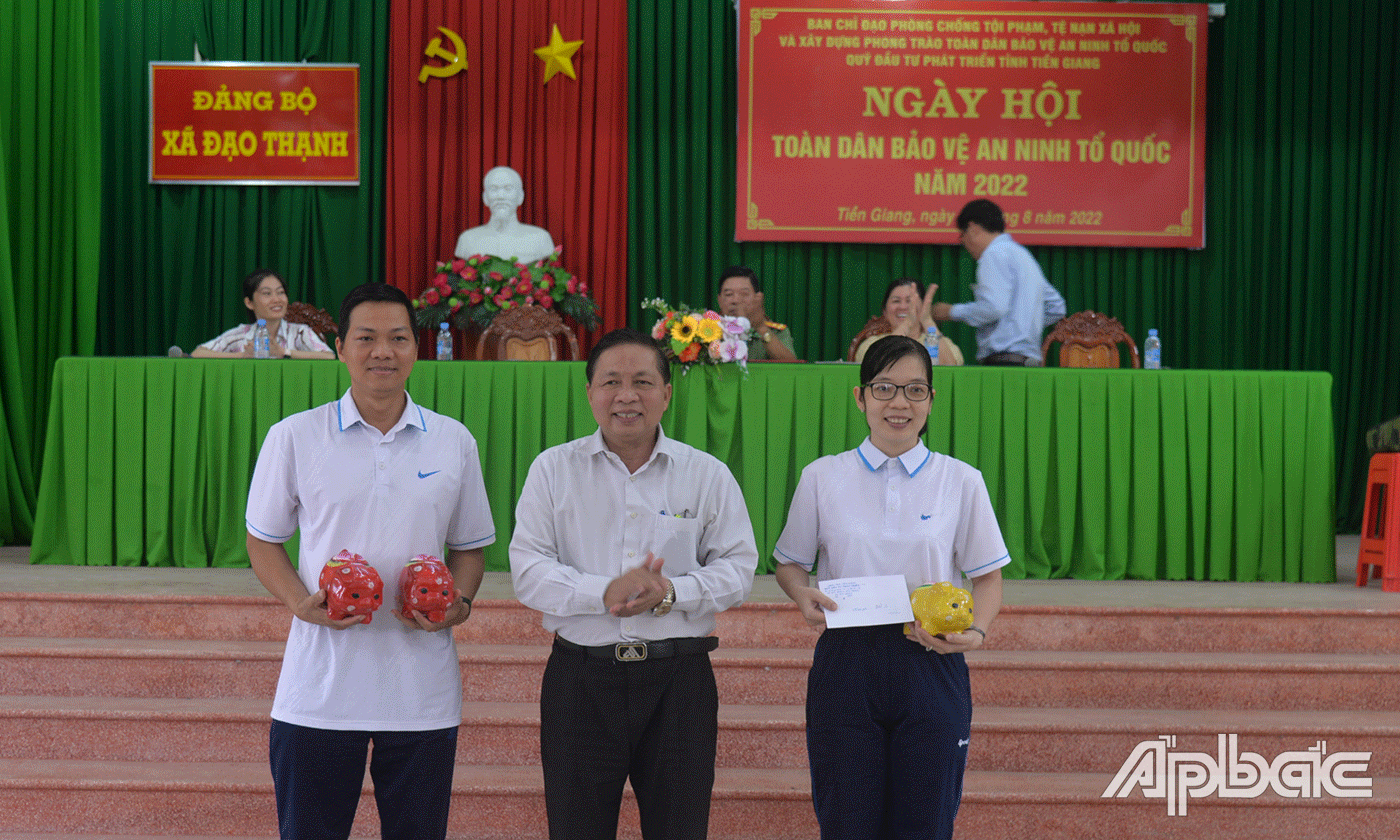 Quỹ Đầu tư phát triển tỉnh khen thưởng đội đạt thành tích trong các trò chơi vận động.