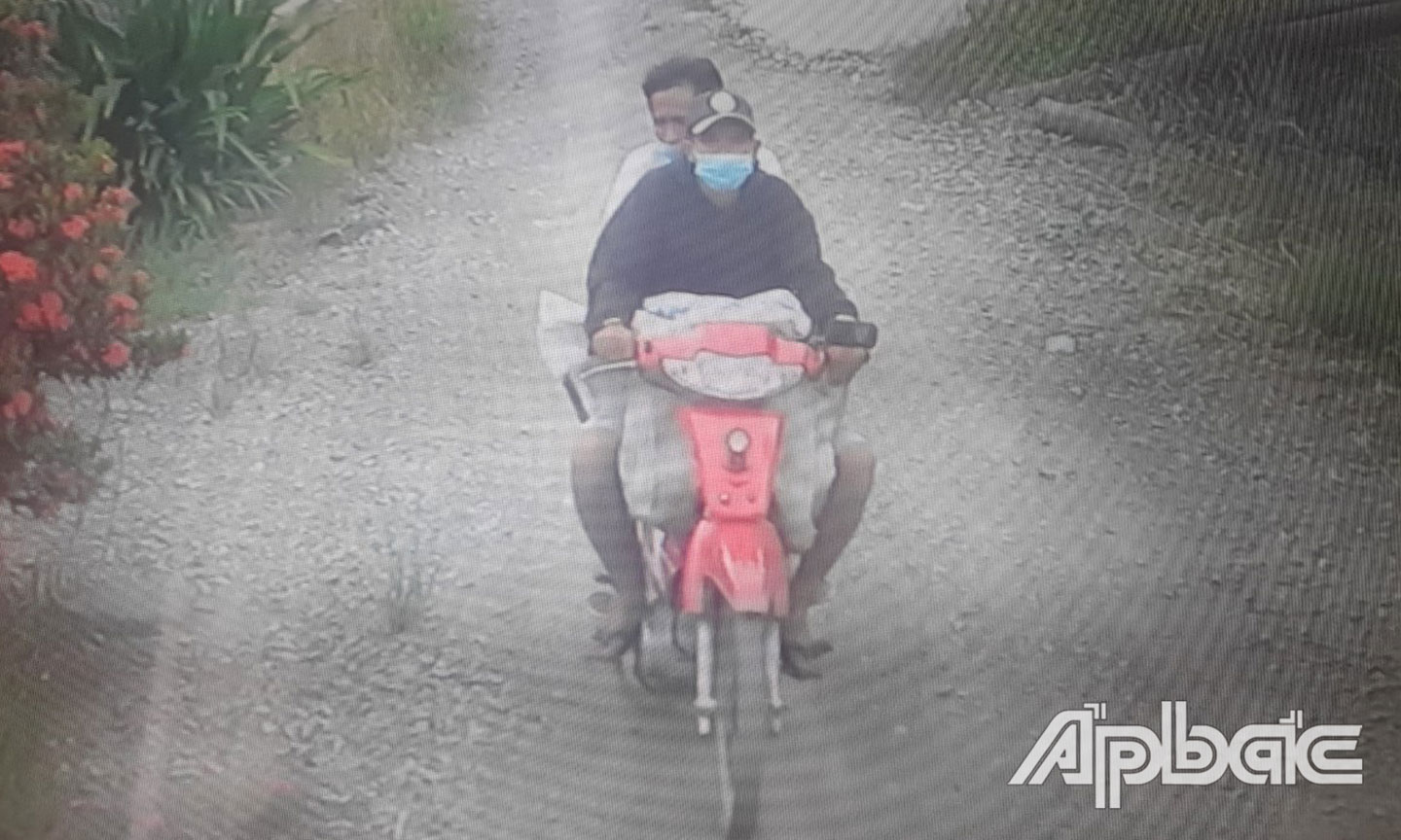 2 đối tượng bị camera ghi hình lại.