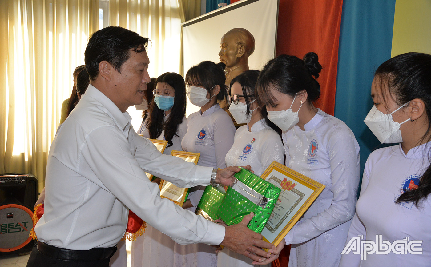 Phó giám đốc Sở VHTTDL Võ Văn Chiến trao giấy khen của Sở VHTTDL
