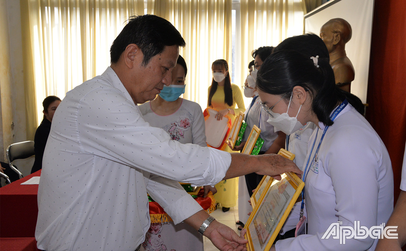 Trao giải B cho các em học sinh