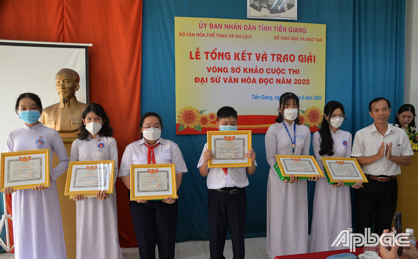 Trao giải C cho các em học sinh