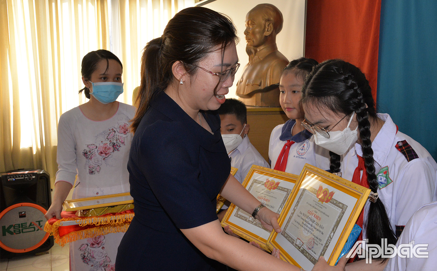 Trao giải Khuyến khích cho các em học sinh