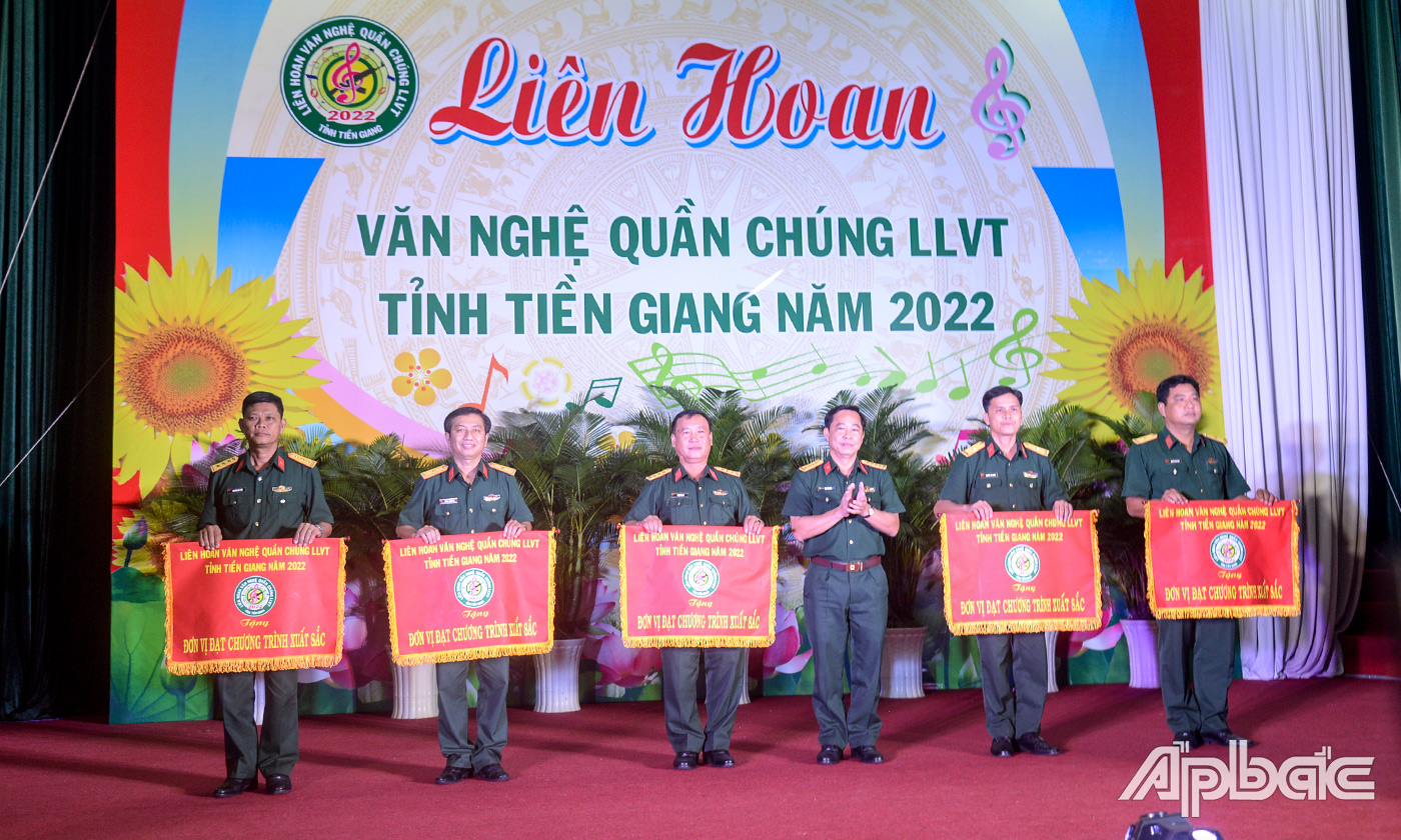 Đại tá Mai Văn Hòa, Tỉnh ủy viên, Chính ủy Bộ Chỉ huy Quân sự tỉnh trao Cờ cho các đơn vị đạt giải Chương trình xuất sắc.