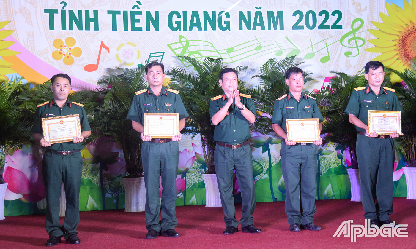 Đại tá Cao Văn Thảo, Chủ nhiệm Chính trị, Bộ Chỉ huy Quân sự tỉnh Tiền Giang trao Giấy khen cho các đơn vị đạt giải Phong trào văn hóa văn nghệ tốt