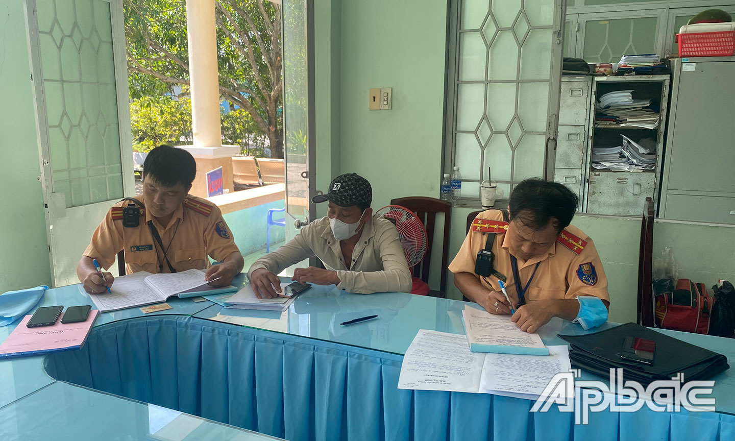 Hậu bị lập biên bản ngay sau đó.