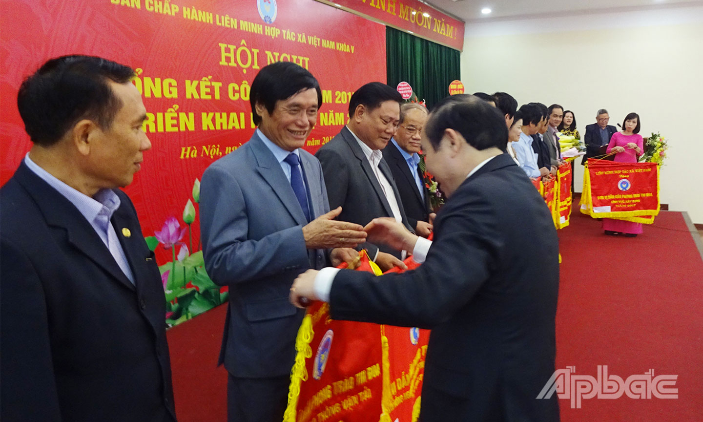 Hơn 43 năm hình thành và phát triển, HTX Rạch Gầm đã nhận nhiều danh hiệu, phần thưởng cao quý từ Trung ương đến địa phương.  
