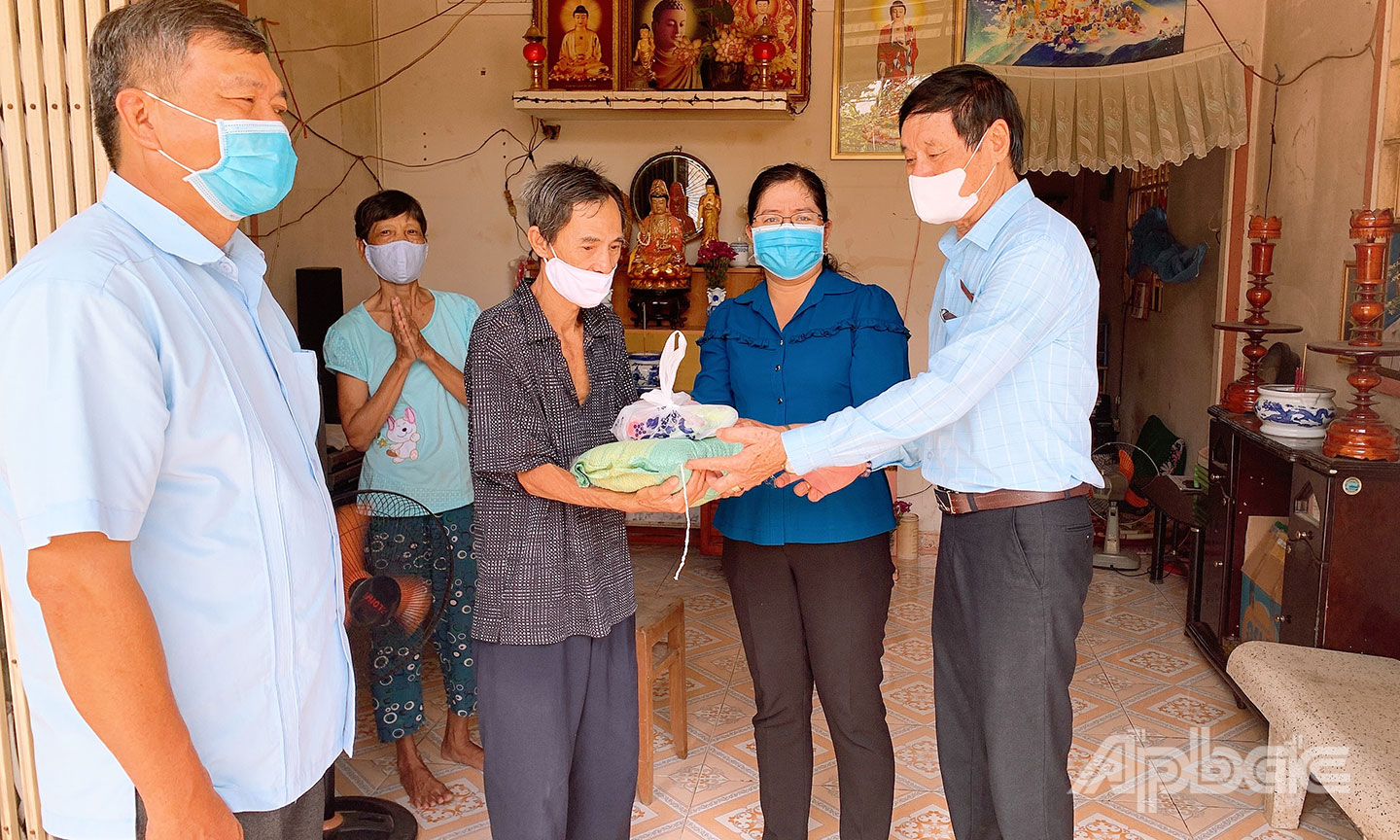 Ông Trần Đỗ Liêm trao tặng gạo cho người dân bị ảnh hưởng  do dịch bệnh Covid-19 (các ảnh do HTX Rạch Gầm cung cấp).