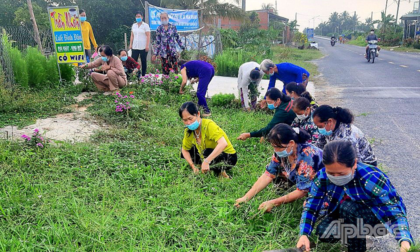 Hội viên Hội Liên hiệp Phụ nữ xã Hòa Khánh ra sức cải tạo cảnh quan môi trường, phát quang bụi rậm trên các tuyến đường giao thông nông thôn.