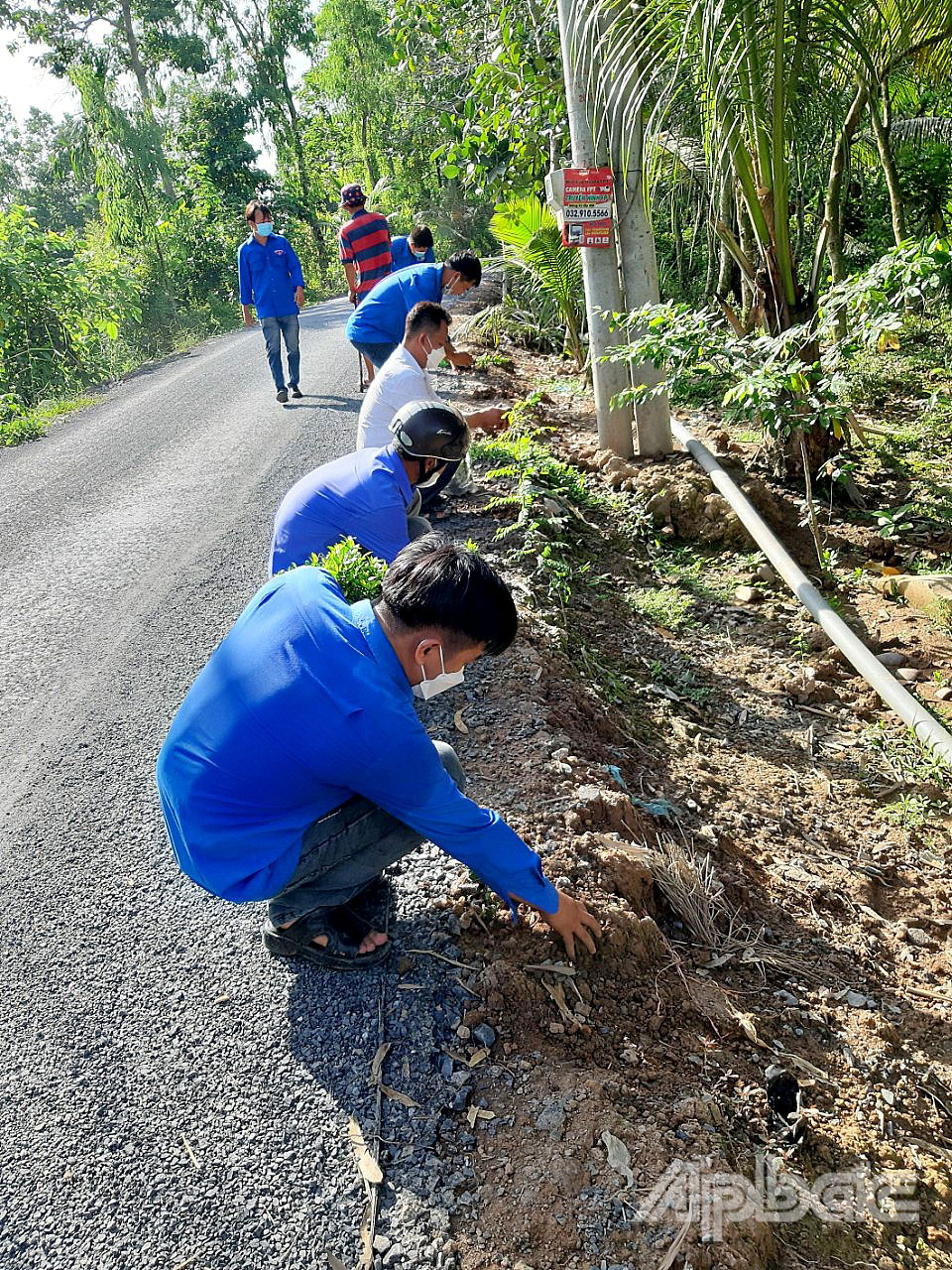 IMG_9301: Đoàn viên Xã đoàn Hòa Khánh ra sức cải tạo cảnh quang môi trường trên các tuyến đường giao thông nông thôn.