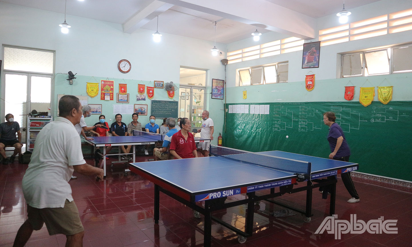 Hội viên CLB Hưu trí tỉnh Tiền Giang tham gia tranh tài Giải bóng bàn năm 2022 do CLB tổ chức.