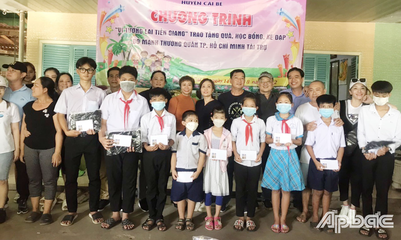 Ban Thường vụ Huyện Đoàn Cái Bè cùng các đơn vị nhà tài trợ trao học bổng, quà cho các em học sinh