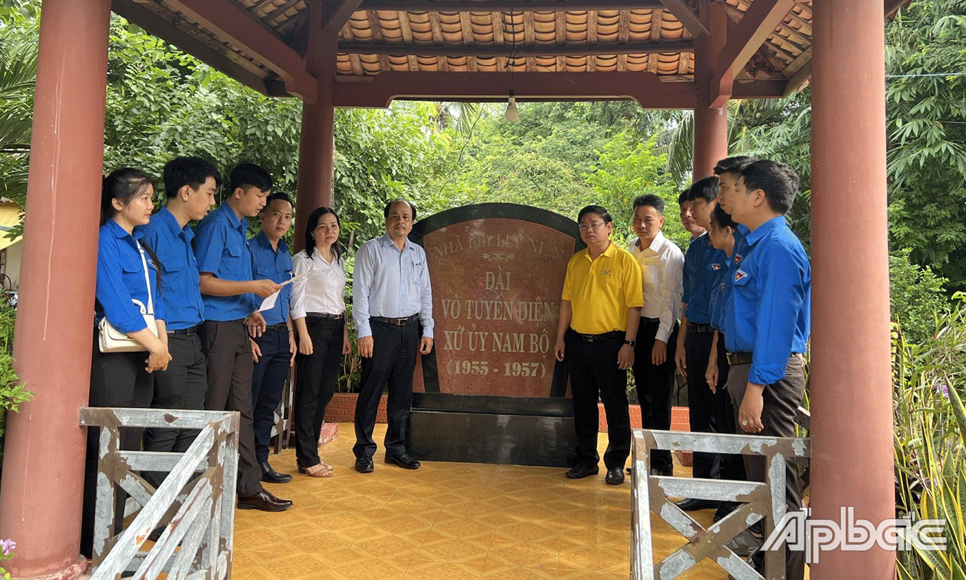 Chi Đoàn Sở Thông tin và Truyền thông tỉnh Tiền Giang tổ chức về nguồn tại Nhà bia Đài vô tuyến điện xứ ủy Nam Bộ. 