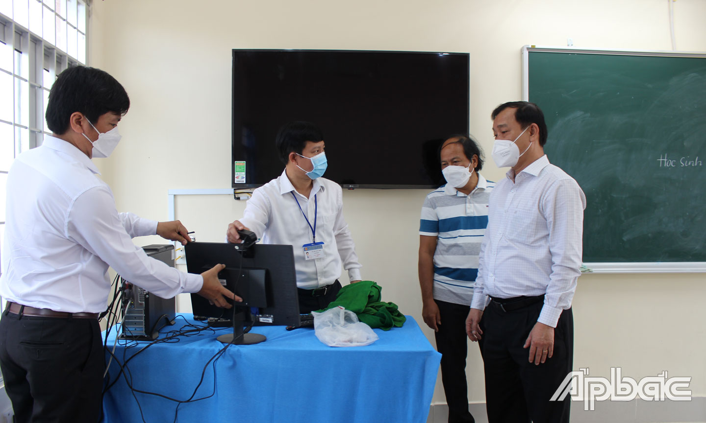 Chủ tịch UBND tỉnh Tiền Giang Nguyễn Văn Vĩnh (bìa phải) kiểm tra, khảo sát tình hình cho học sinh trở lại học trực tiếp ở Trường THCS Phường 3, TX. Gò Công.