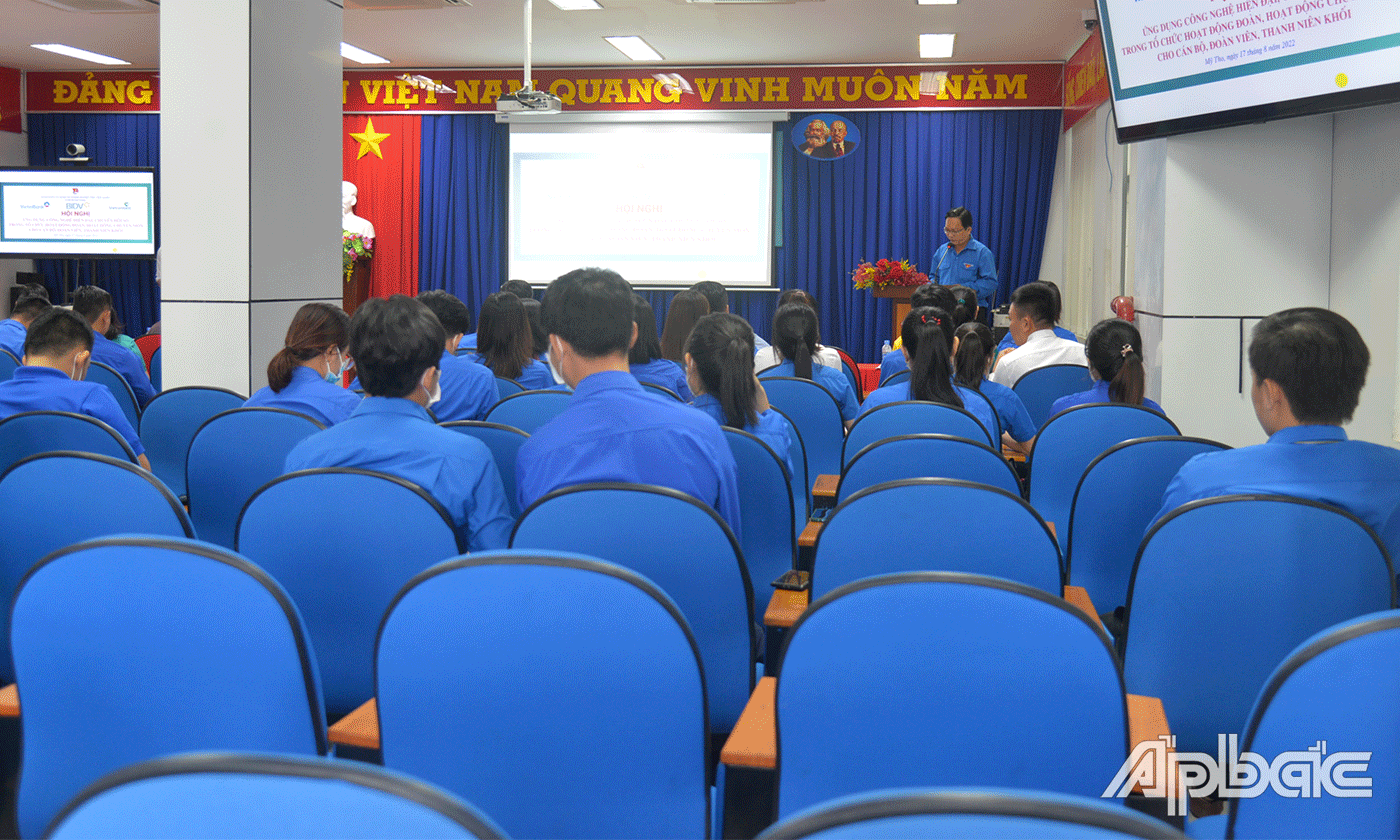 Bí thư Đoàn khối Nguyễn Xuân Phúc phát biểu khai mạc hội nghị.