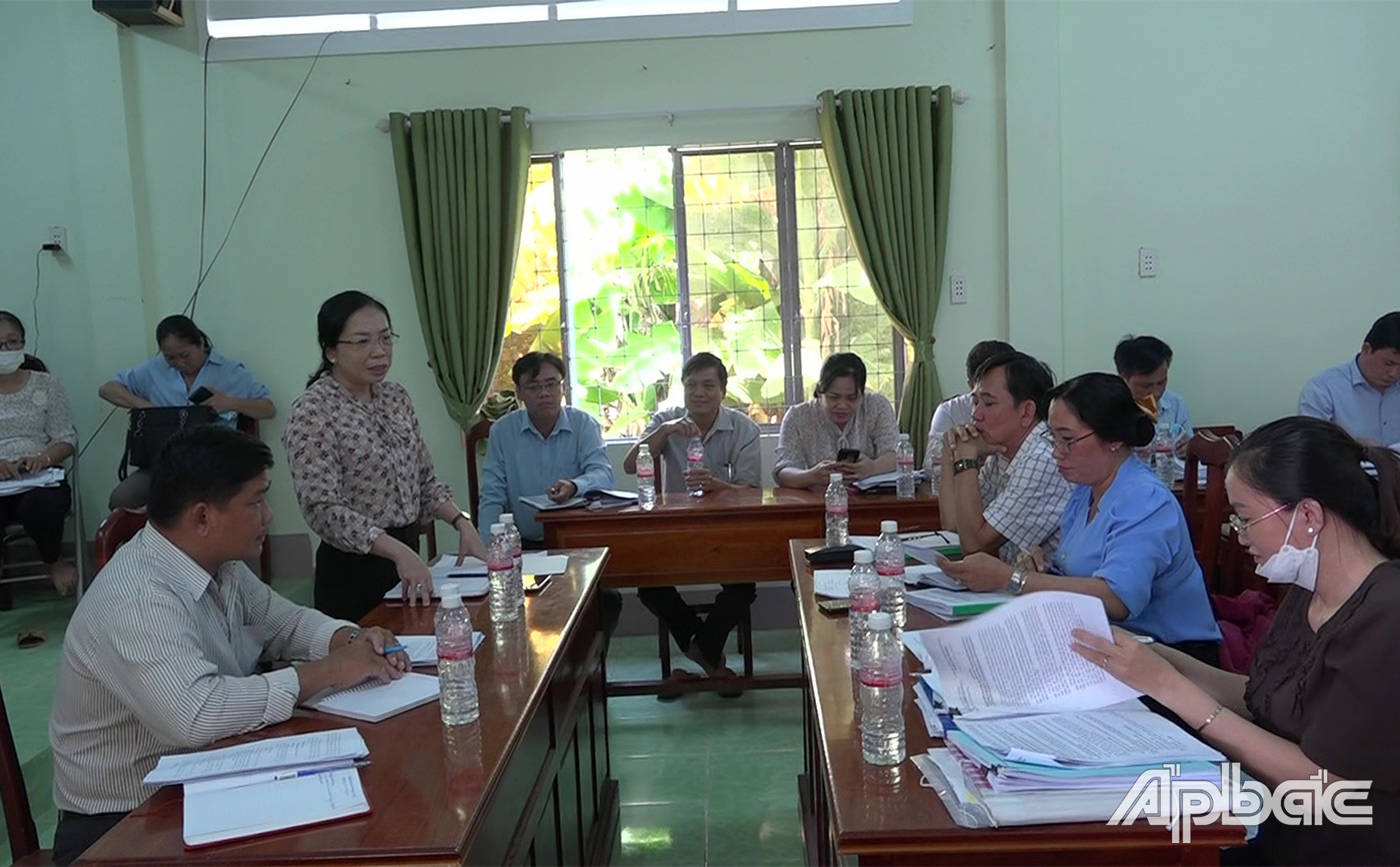 Phó Chủ tịch Hội đồng nhân dân huyện Gò Công Tây Lê Nhất Nam phát biểu tại buổi giám sát xã Bình Tân