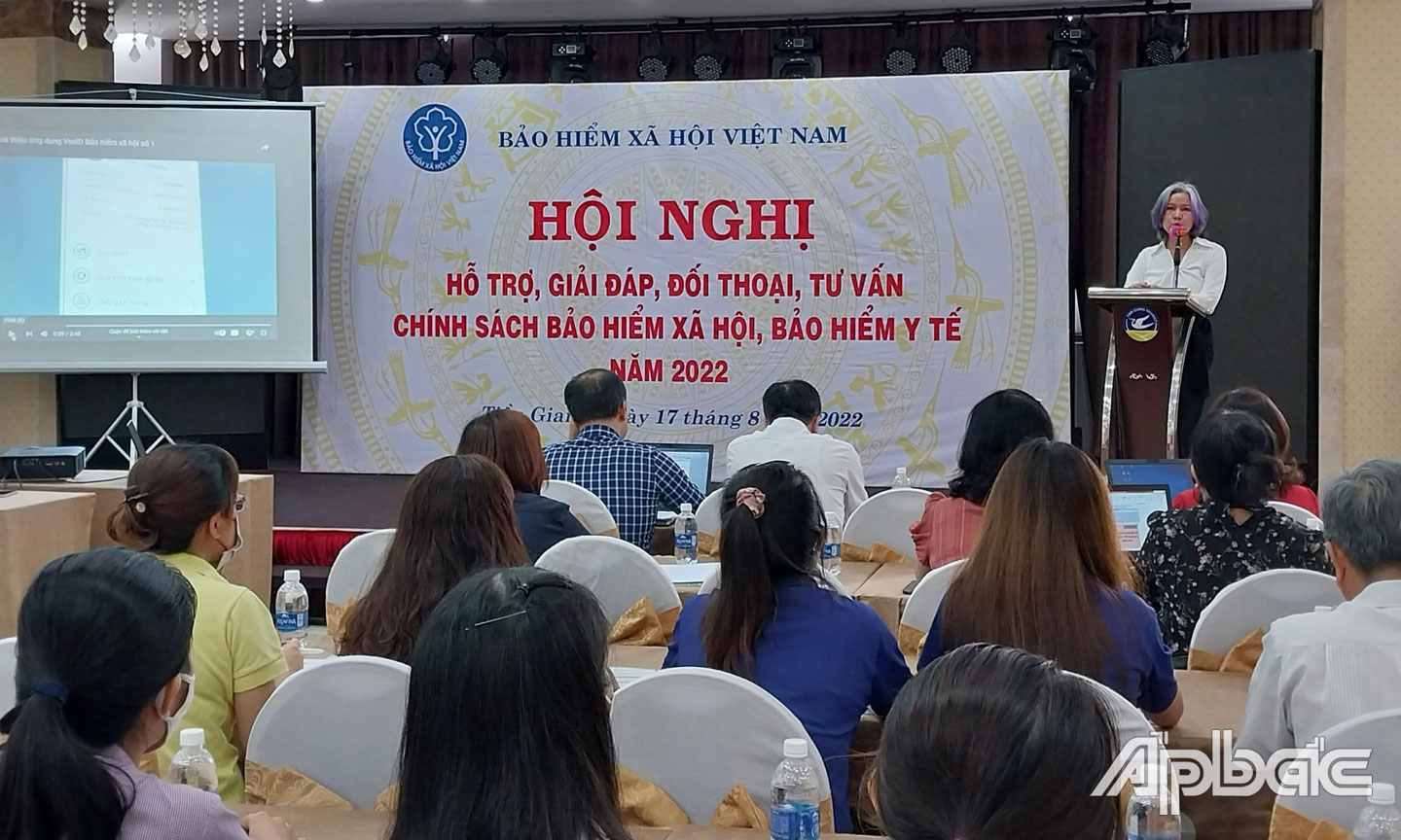 Bà Dương Ngọc Ánh – PGĐ Trung tâm Dịch vụ hỗ trợ, chăm sóc khách hàng  phát biểu khai mạc hội nghị