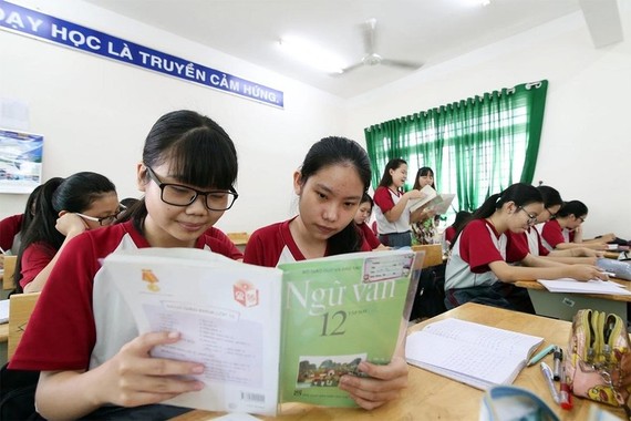 Bộ GD-ĐT bác bỏ thông tin kết hợp trắc nghiệm và tự luận trong kiểm tra Ngữ văn.