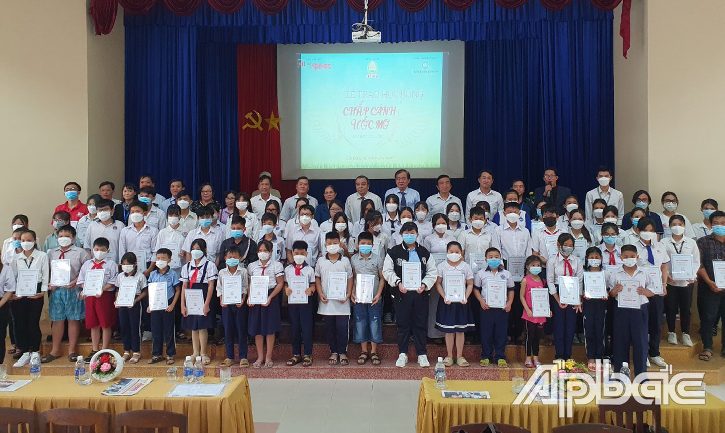 Báo Ấp Bắc phối hợp các đơn vị thực hiện Chương trình học bổng “Chắp cánh ước mơ” năm học 2021 - 2022, trong đó có trao học bổng cho học sinh có hoàn cảnh khó khăn trên địa bàn tỉnh.  Ảnh: PHI CÔNG