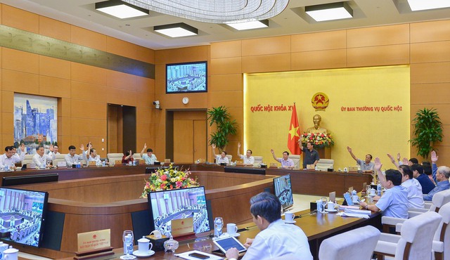 Ủy ban Thường vụ Quốc hội biểu quyết thông qua Pháp lệnh Xử phạt vi phạm hành chính đối với hành vi cản trở hoạt động tố tụng - Ảnh: VGP/ĐH
