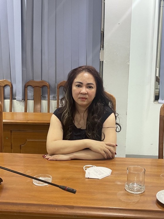 Bà Nguyễn Phương Hằng tại cơ quan công an.