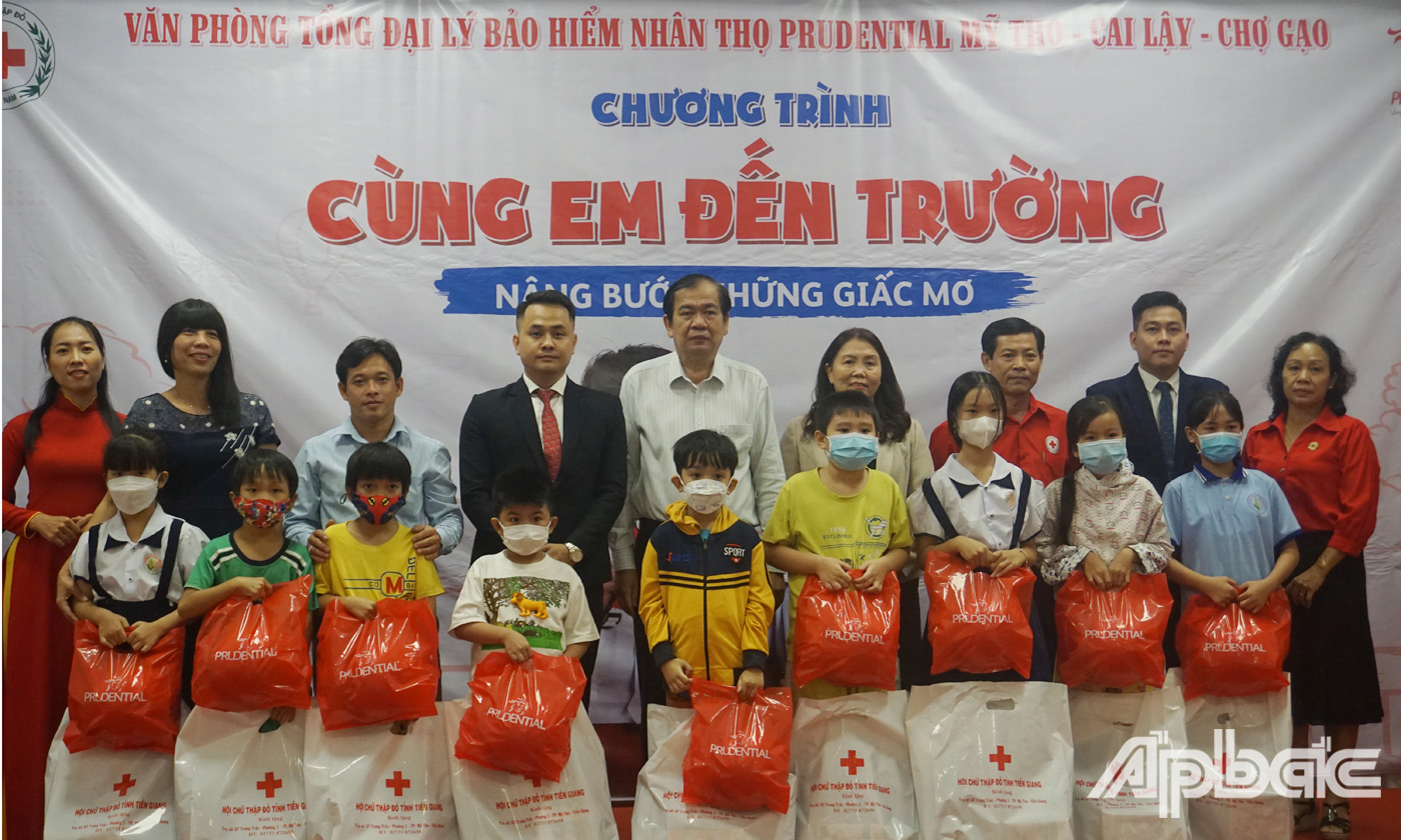 Ban Tổ chức cùng lãnh đạo các đơn vị trao quà cho các em học sinh 