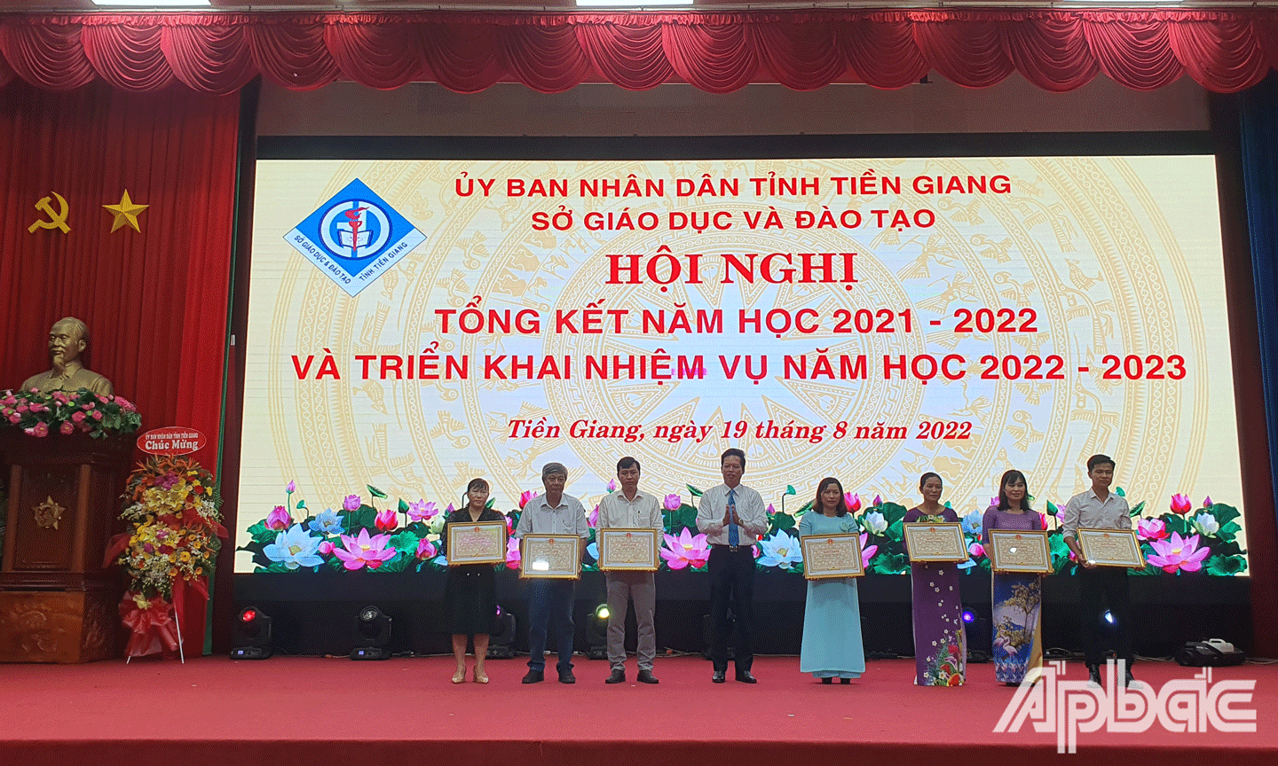 Phó Chủ tịch UBND tỉnh Nguyễn Thành Diệu trao tặng Bằng khen của UBND tỉnh cho các cá nhân đạt nhiều thành tích  trong năm học 2021 - 2022. 