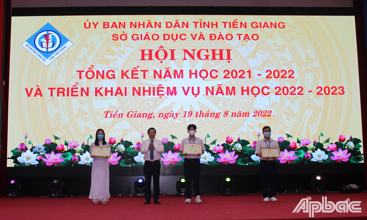 Tiến sĩ Lê Quang Trí trao tặng Bằng khen của Bộ GD-ĐT cho học sinh đạt giải học sinh giỏi Quốc gia năm 2022. 