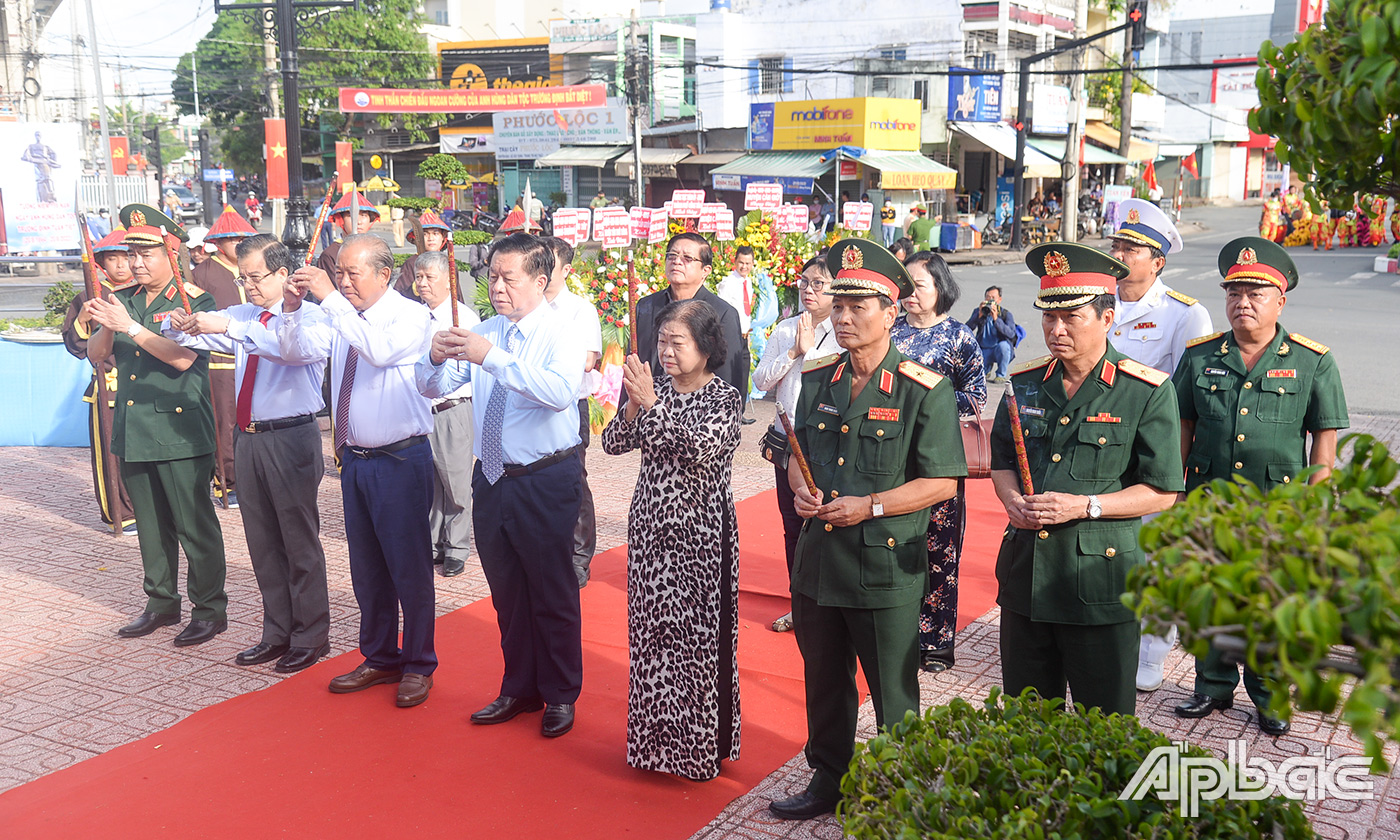 Đoàn Trung ương đặt tràng hoa và dâng hương tại Tượng đài Anh hùng dân tộc Trương Định
