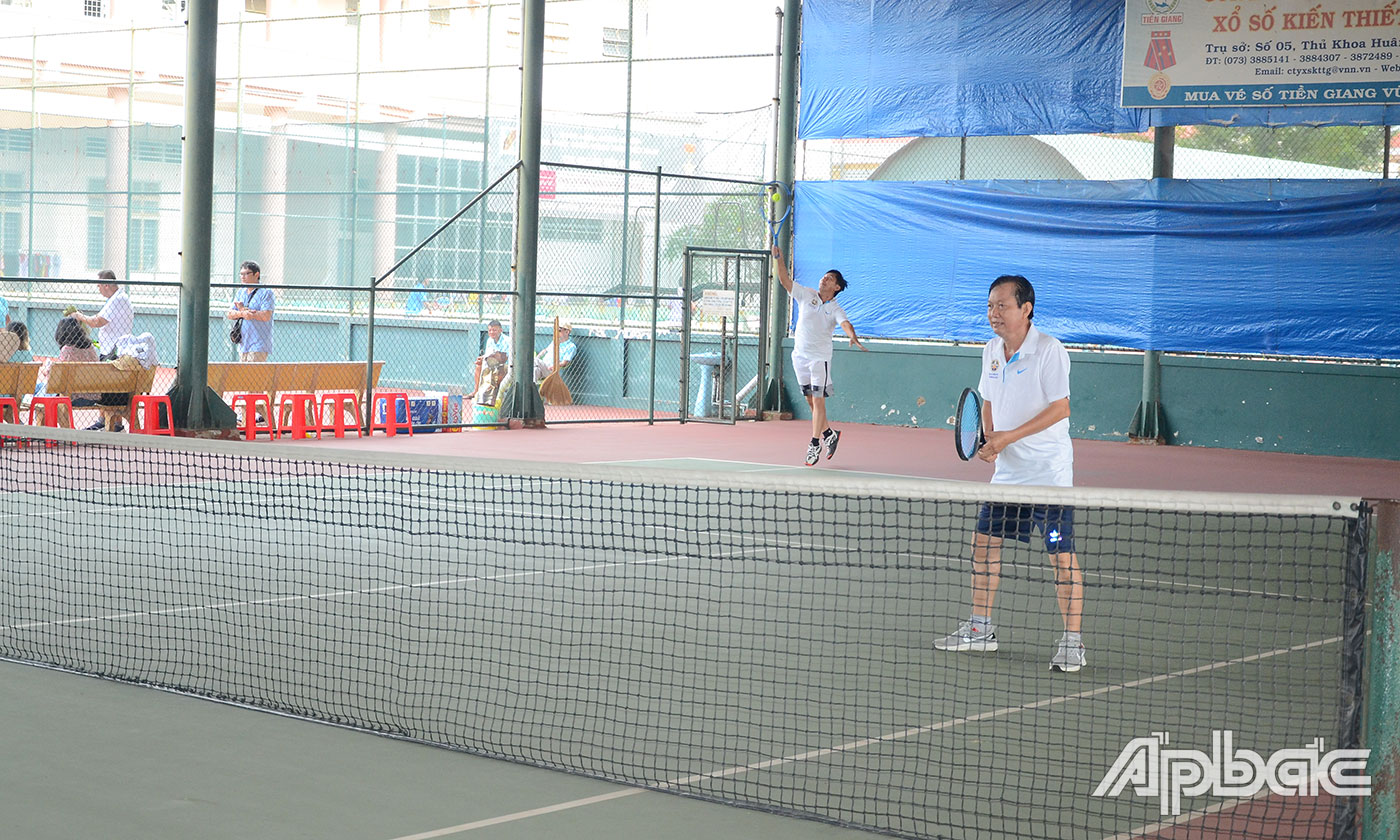 Giao hữu tennis.