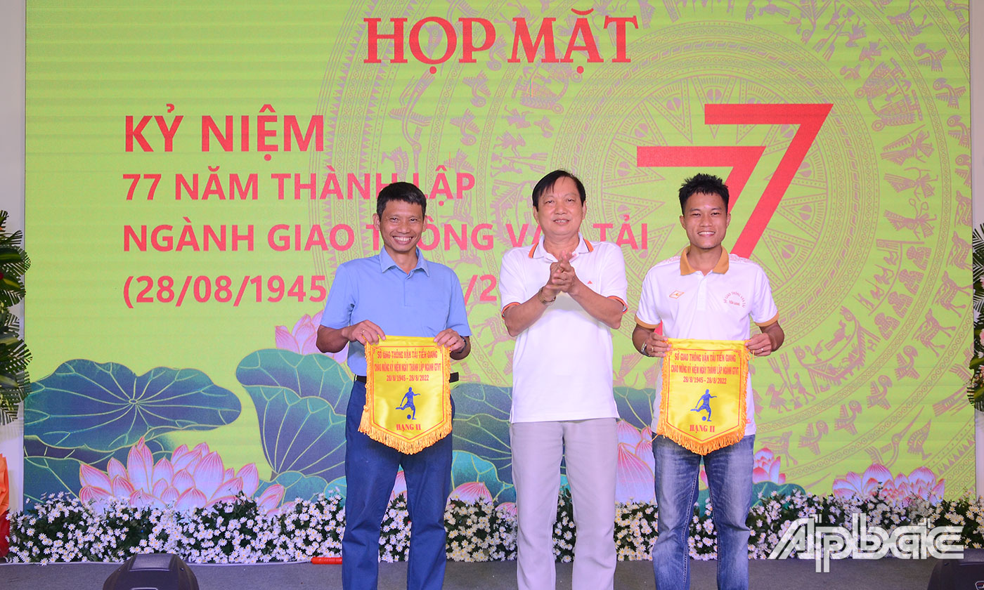Trao giải Nhì nội dung bóng đá mini.
