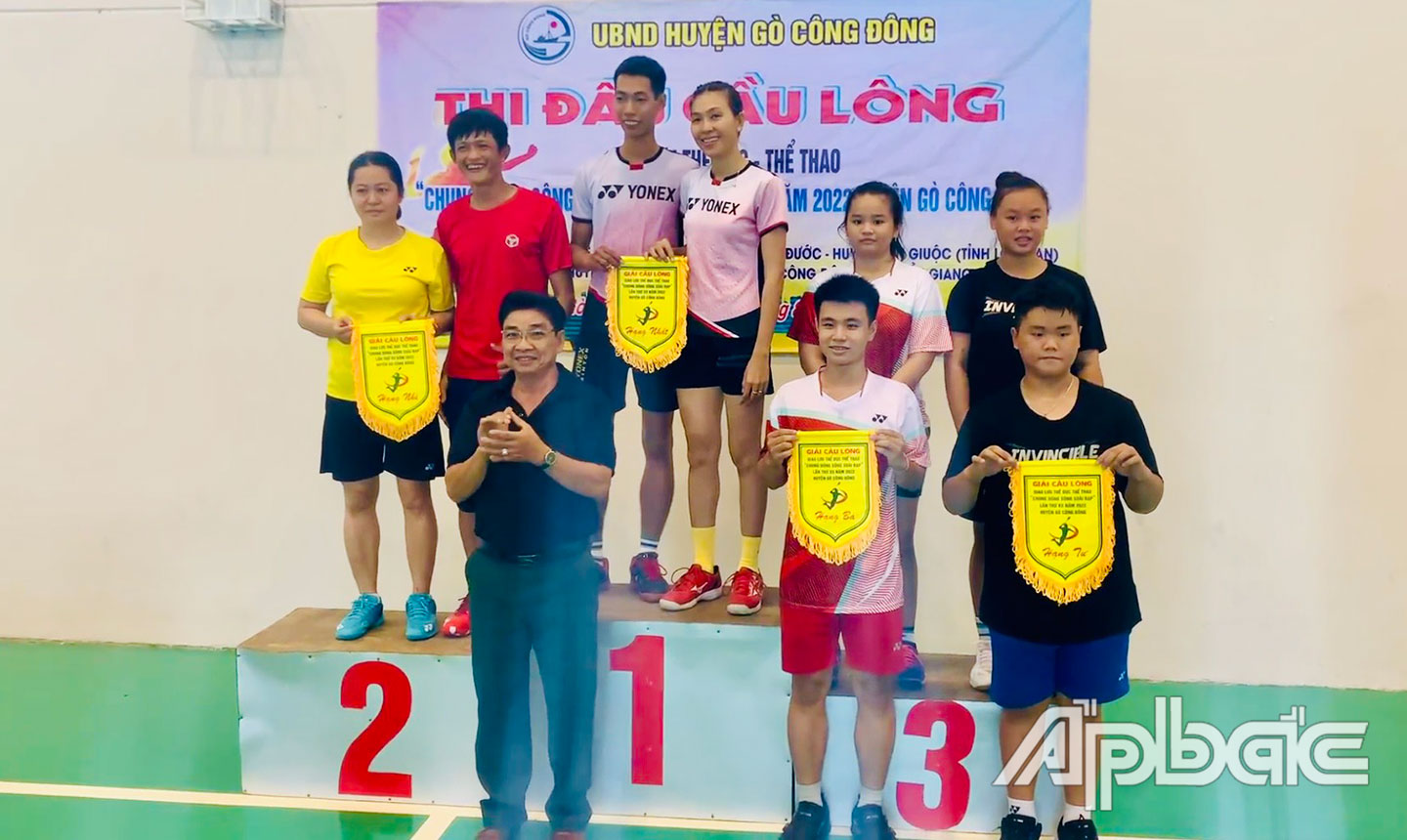 ông Văn Công Hùng- Giám đốc Trung tâm VH-TT&TT huyện Gò Công Đông trao giải và chụp hình lưu niệm cùng các vận động viên.