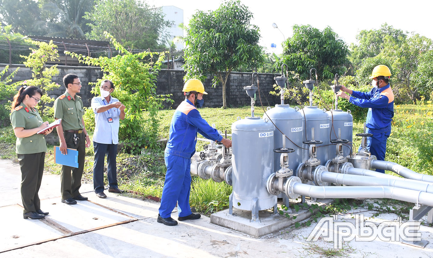 Lực lượng an ninh kinh tế phối hợp kiểm tra tại Công ty xăng dầu Petrolimex.