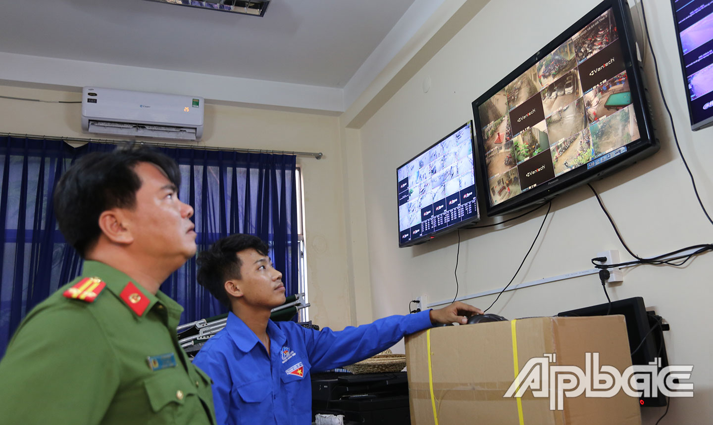 Hoàng Sơn cùng lực lượng Công an huyện Châu Thành tham gia trích xuất camera giao thông.