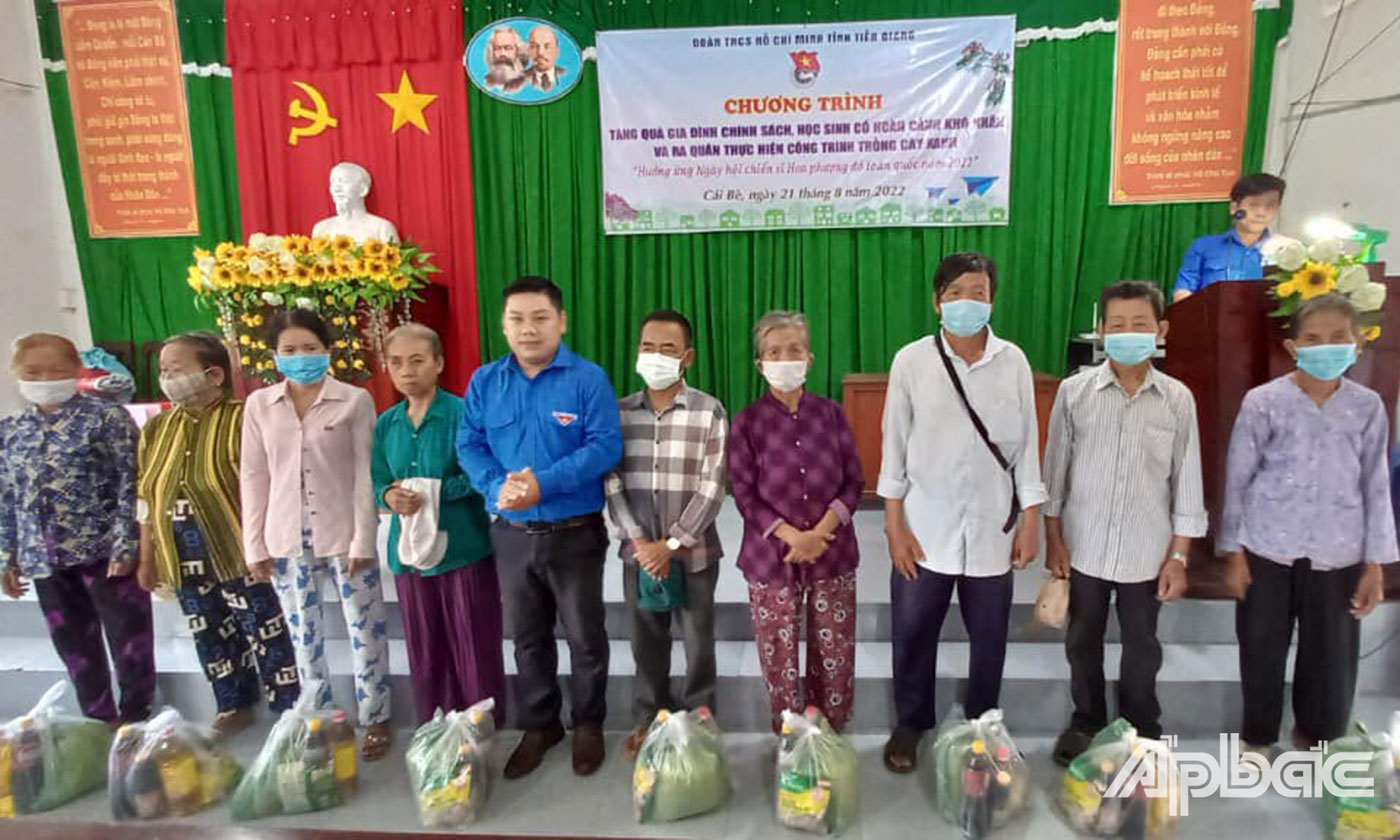 Huyện đoàn Cái Bè tổ chức trao quà nhu yếu phẩm Cho gia đình chính sách và học sinh có hoàn cảnh khó khăn.