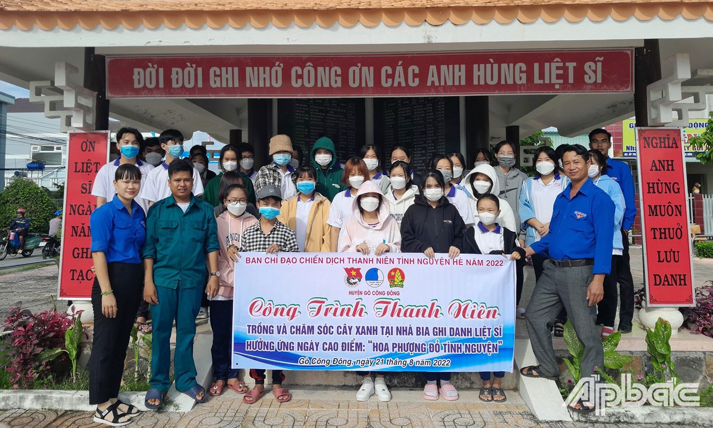 trồng hoa, dọn dẹp Nhà bia ghi danh liệt sĩ xã Phước Trung, thắp hương tưởng niệm tại Nhà bia ghi danh liệt sĩ