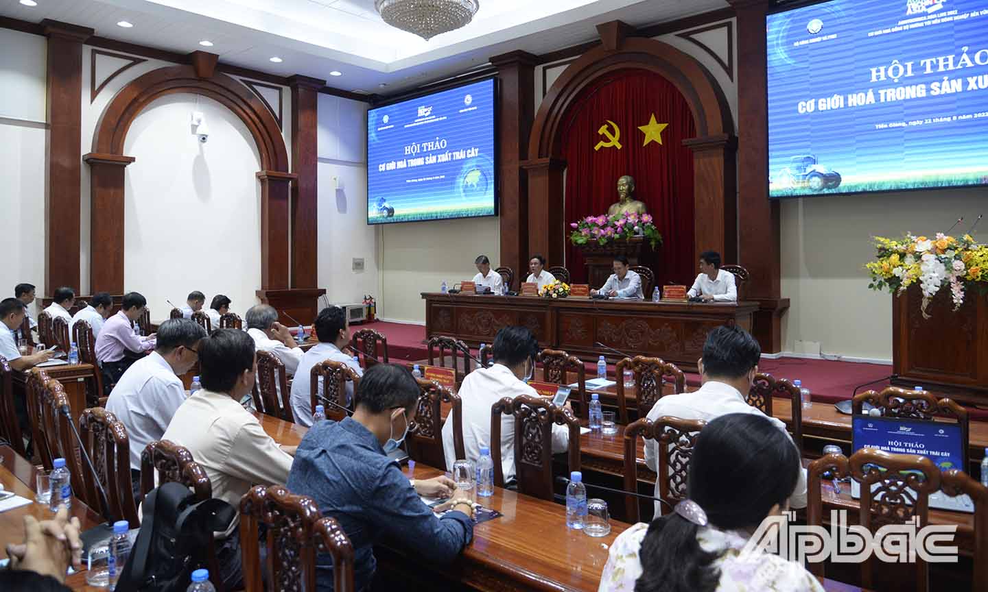 Các đại biểu làm việc tại Hội thảo.