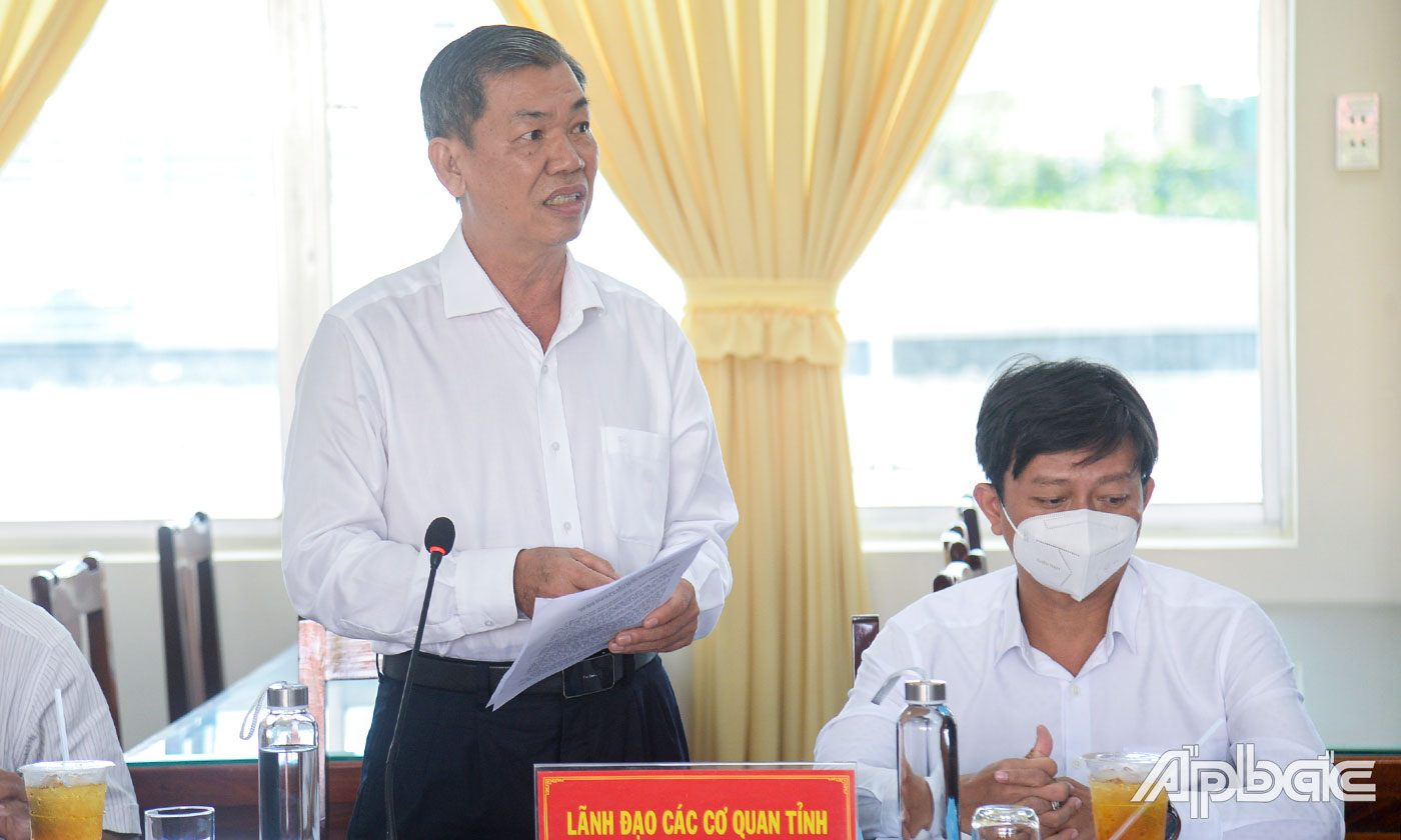 Đồng chí Nguyễn Văn Mẫn, Tỉnh ủy viên, Giám đốc Sở Nông nghiệp và Phát triển nông thôn đánh giá công tác xây dựng nông thôn mới của TP. Mỹ Tho.