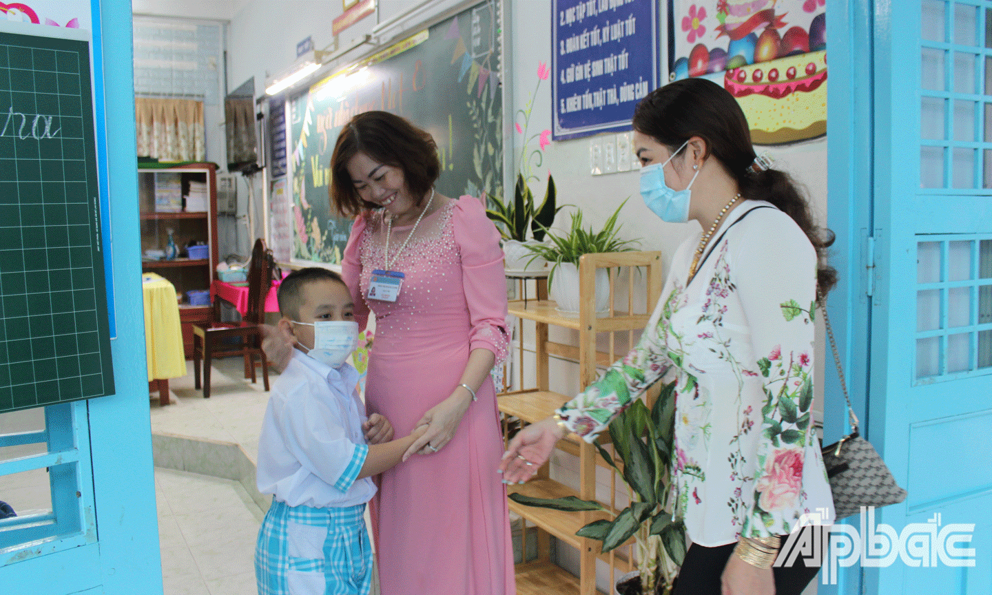 Ngày đầu tiên cô đón trẻ vào lớp.  (Ảnh chụp học sinh Trường Tiểu học Lê Qúi Đôn, TP. Mỹ Tho). 