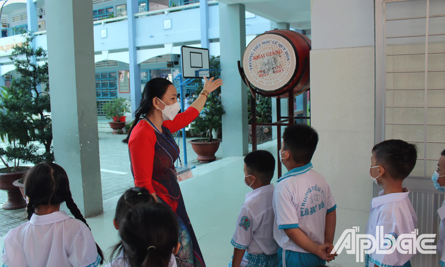 Cô giới thiệu cho học sinh về trống trường. 