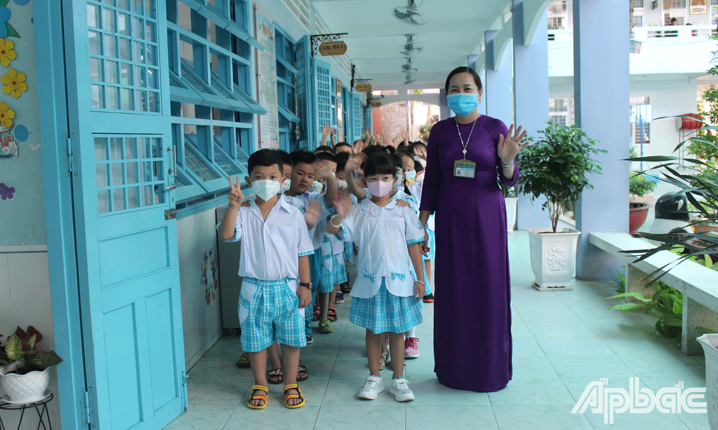 Học sinh lớp 1 xếp hàng ngay ngắn vào lớp ((Ảnh chụp học sinh Trường Tiểu học Lê Qúi Đôn, TP. Mỹ Tho).
