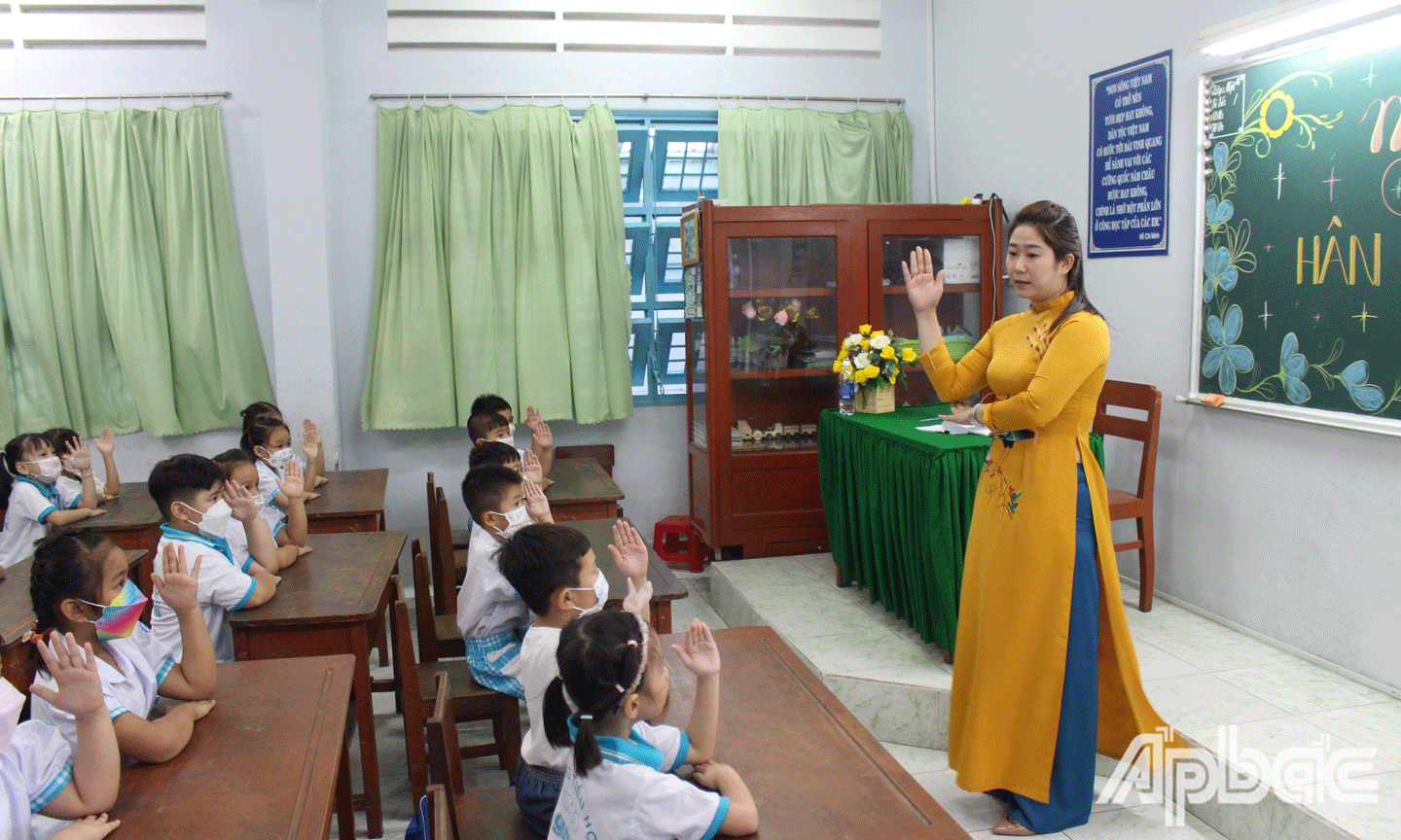 Tuần học đầu tiên, học sionh lớp 1 sẽ làm quen trường mới, bạn mới,... (Ảnh chụp học sinh Trường Tiểu học Lê Qúi Đôn, TP. Mỹ Tho).